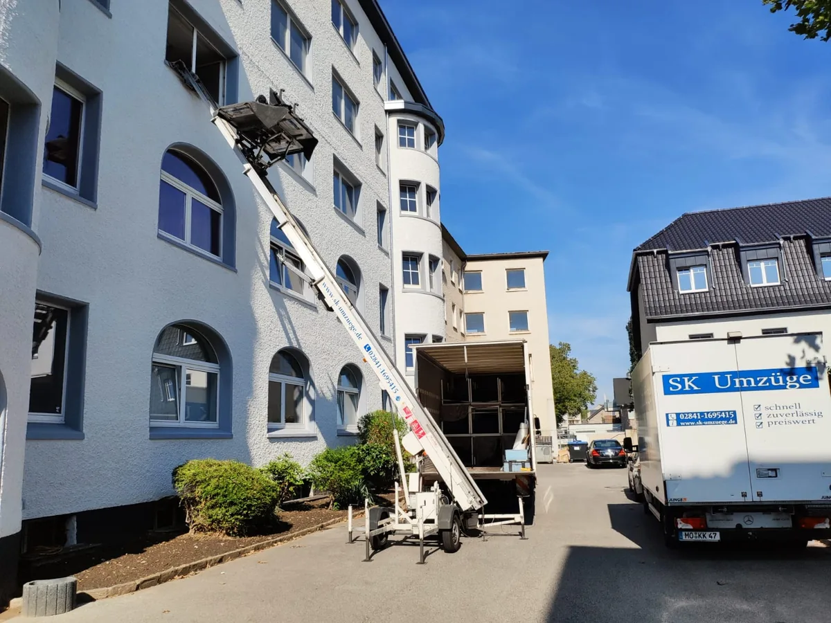 Möbelaufzug von SK-Umzüge an einem Mehrfamilienhaus im Einsatz